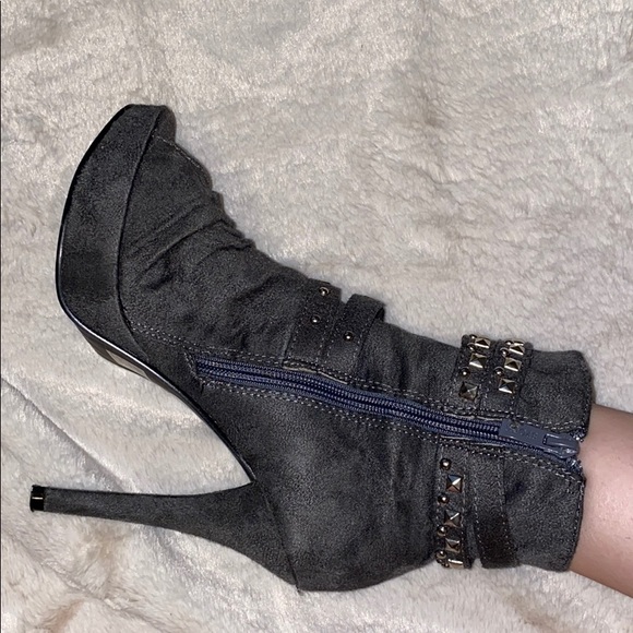 Gray zip up ankle boots with studs - Picture 3 of 4